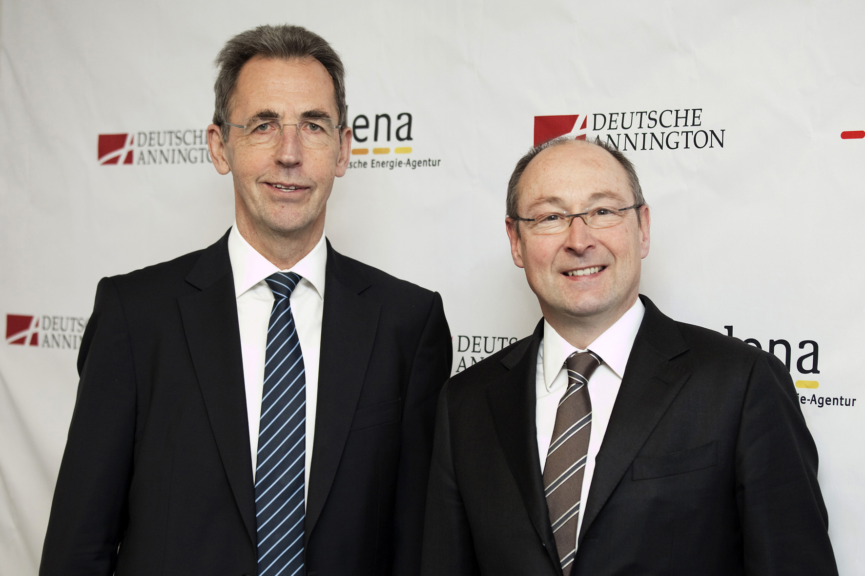 Deutsche-Politik-News.de | Stephan Kohler (dena) und Rolf Buch (Deutsche Annington) (v.l.) stellten auf der gemeinsamen Pressekonferenz Lsungsanstze fr die Energiewende in der Wohnungswirtschaft vor